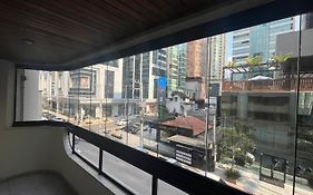 Apartamento na melhor localização da meia praia em itapema com garagem para camioneta suv
